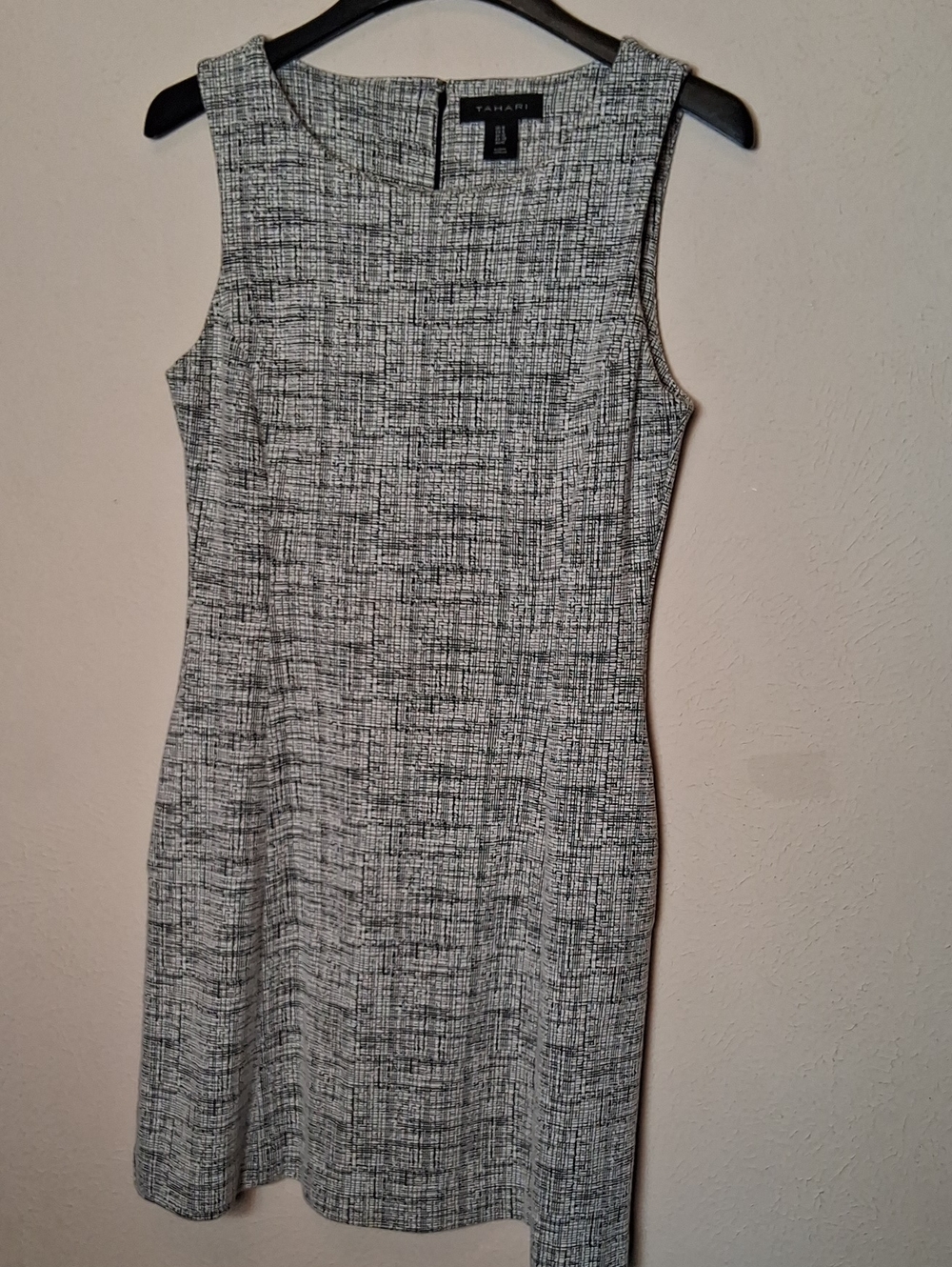 Tahari Textured  Black and White Sleeveless Sheath Midi Dress With Pockets